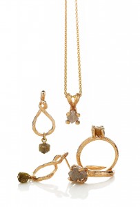 Guldsmykker fra Melcher Copenhagen, som ringe, vedhæng øreringe og meget mere. Unikt look og mange detaljer.