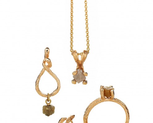 Guldsmykker fra Melcher Copenhagen, som ringe, vedhæng øreringe og meget mere. Unikt look og mange detaljer.