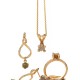 Guldsmykker fra Melcher Copenhagen, som ringe, vedhæng øreringe og meget mere. Unikt look og mange detaljer.