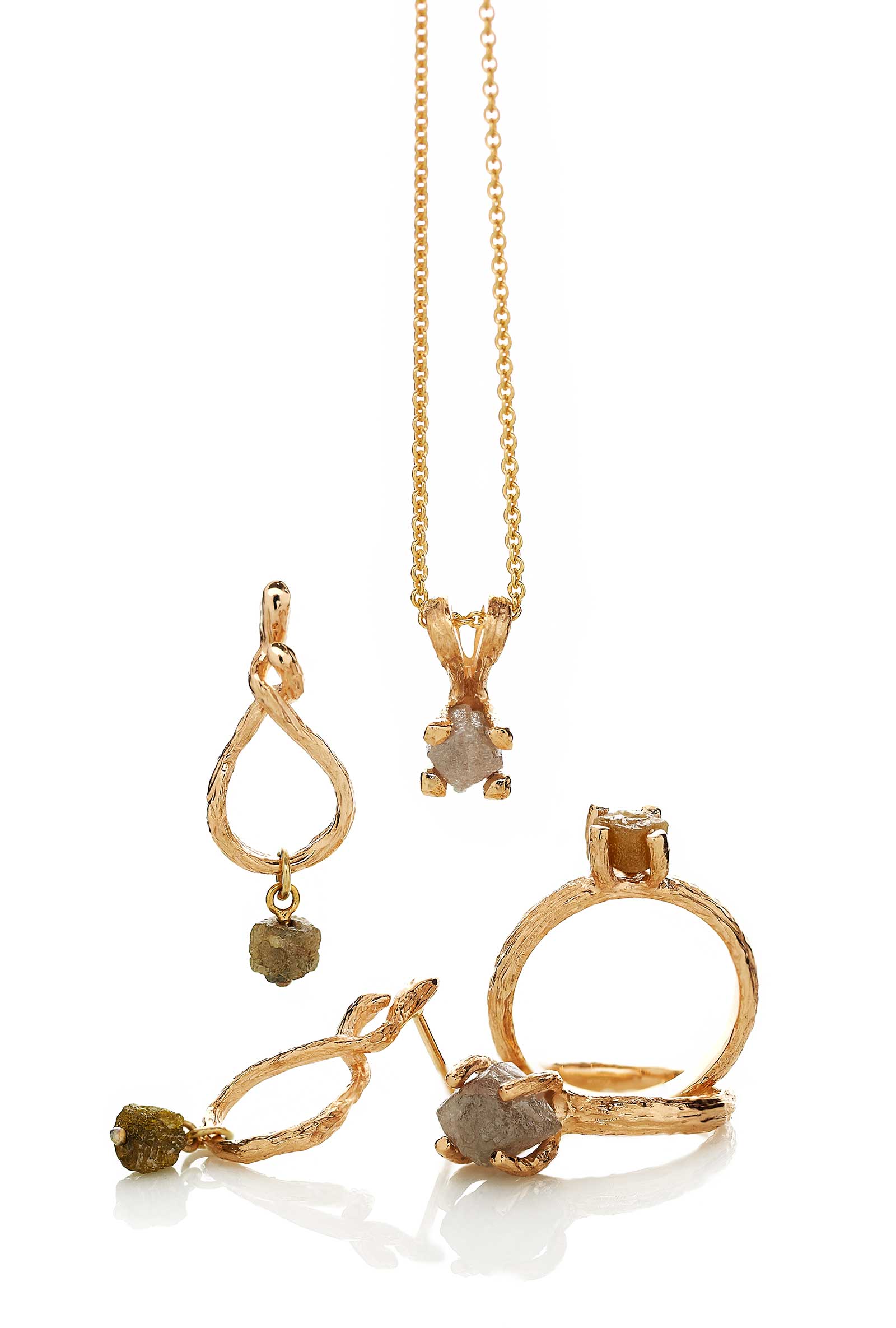 Guldsmykker Guldsmykker fra Melcher Copenhagen, som ringe, vedhæng øreringe og meget mere. Unikt look og mange detaljer.