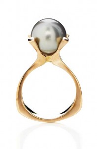 Smukt guldsmykke, som ring, i 14 Karat guld med naturperle