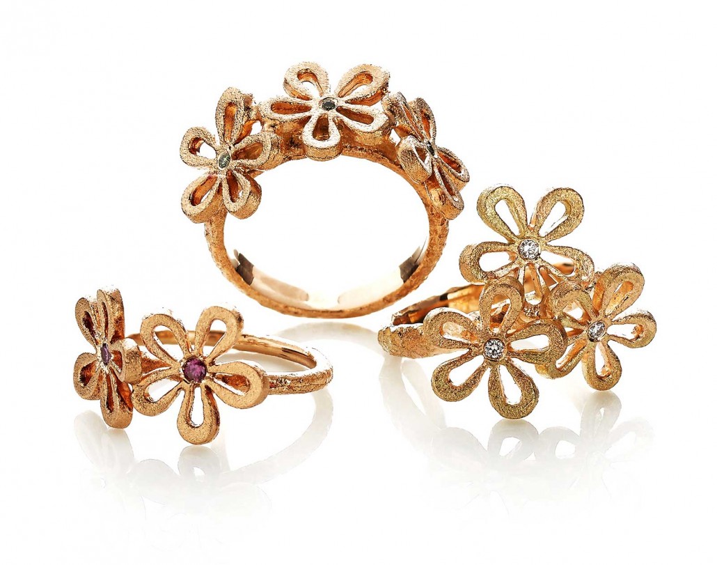 Guldsmykker fra Melcher copenhagen her i serien flower med ædelstene, diamanter og smukke farvede ædelstede.
