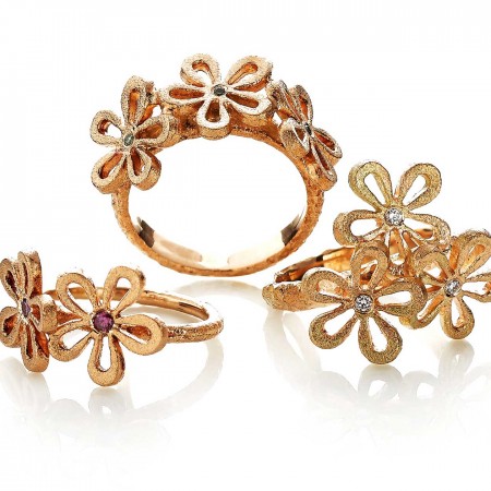 Guldsmykker fra Melcher copenhagen her i serien flower med ædelstene, diamanter og smukke farvede ædelstede.