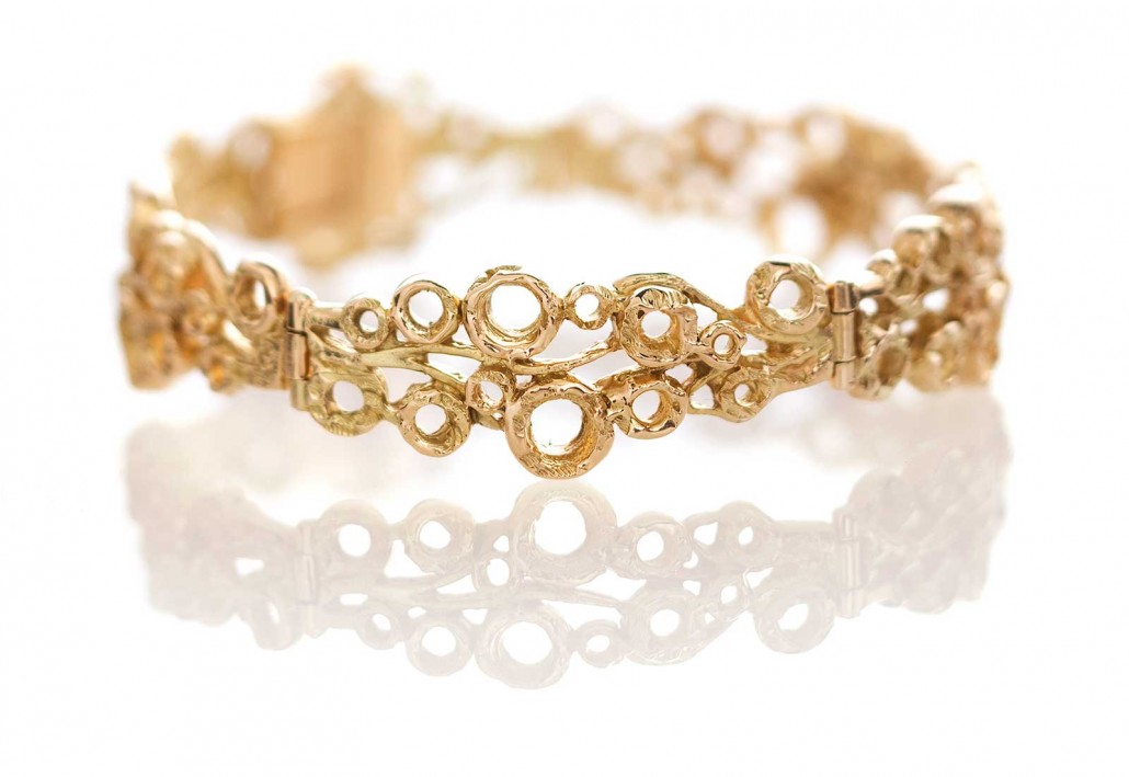 Guldsmykker kan fås som dette armbånd i et flot æstetisk design.