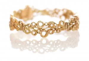 Guldsmykker kan fås som dette armbånd i et flot æstetisk design.