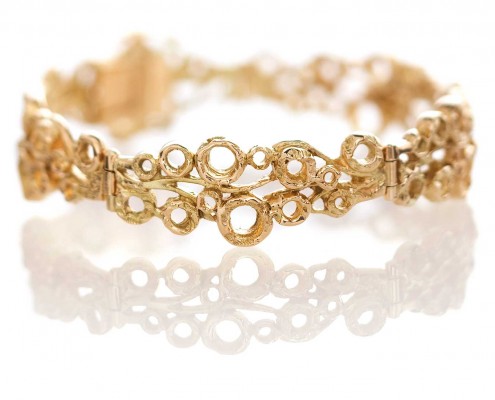 Guldsmykker kan fås som dette armbånd i et flot æstetisk design.