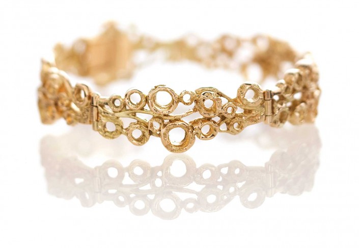 Guldsmykker Guldsmykker kan fås som dette armbånd i et flot æstetisk design.