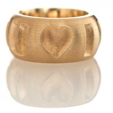 Guldsmykker kan udvikles meget unikt, ligesom denne ring hvor designet er indarbejdet på smuk vis i ringskinnen.