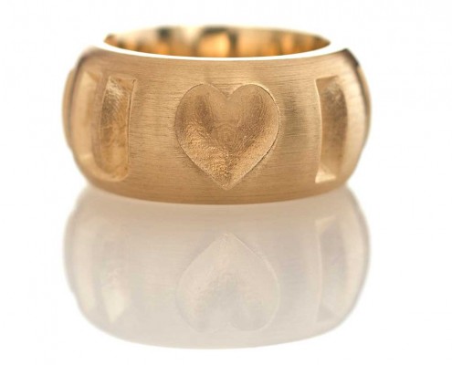 Guldsmykker kan udvikles meget unikt, ligesom denne ring hvor designet er indarbejdet på smuk vis i ringskinnen.