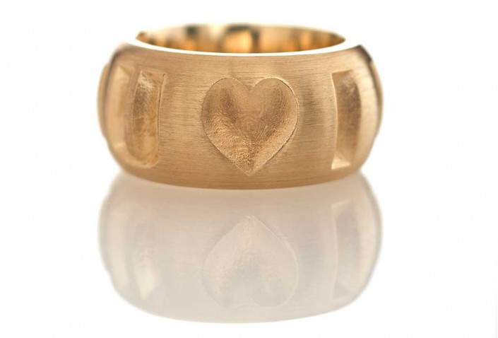 Guldsmykker kan udvikles meget unikt, ligesom denne ring hvor designet er indarbejdet på smuk vis i ringskinnen.