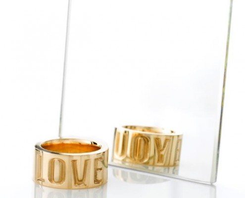 LOVE - 14 Karat guldring fra Melcher Copenhagen i smukt enkelt og unikt design.