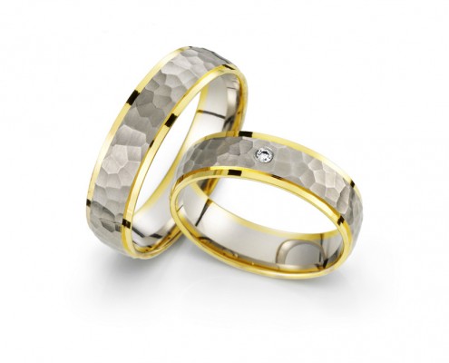 Vielsesringe i virkelig unikt design. Tvefarvet design og diamanter indfattet centralt i ringskinnen