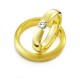 Vielsesringe i guld med et unikt look der har en smuk diamant der bryder ringskinnen midtpå.