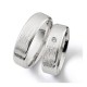 Vielsesringe i børstet og råt look med en enkelt diamant i brilliantslibning i smuk indfatning centralt på ringskinnen.