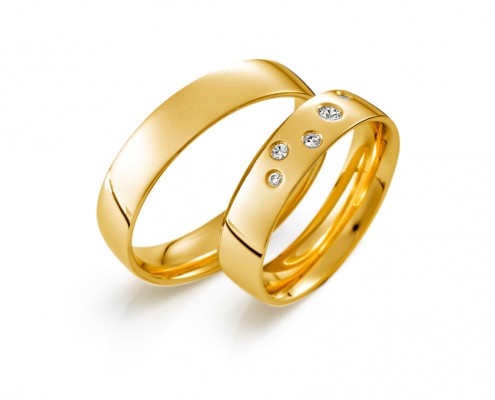 Vielsesringe i guld med diamanter i brilliantslibning i et meget enkelt smukt og klassisk look.