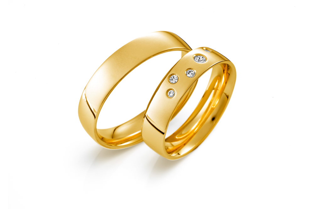 Vielsesringe i guld med diamanter i brilliantslibning i et meget enkelt smukt og klassisk look.