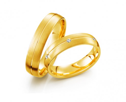 Vielsesringe i guld med enkle diamanter i et smukt bånd, slebet i en smuk brilliantslibning.