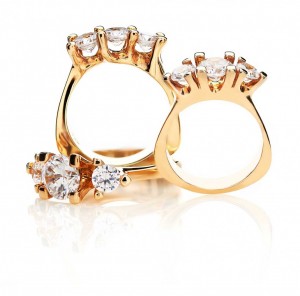 Smuk Guldring med diamanter i smuk Brilliantslibning.